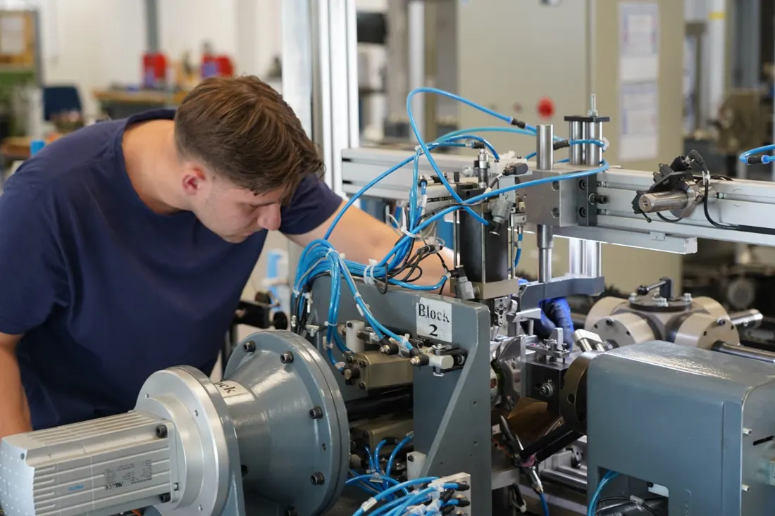 Mitarbeiter an der Wickelmaschine